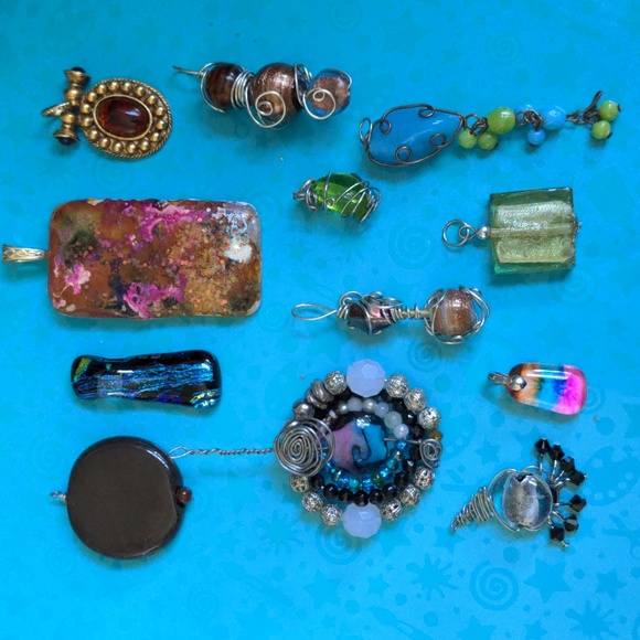 A413 Twelve Glass Pendants - Picture 1 of 14